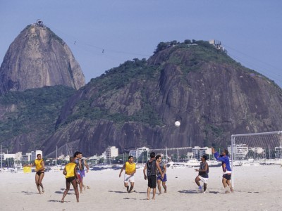 Match de football sur la plage de Botafogo (Rio de Janeiro, BRESIL, 2000) Copyright ALAIN GADOFFRE