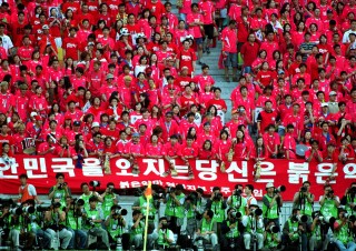 Supporters Coréens (Corée du sud vs France, Suwon, COREE, 2002) Copyright JEAN-MARIE HERVIO